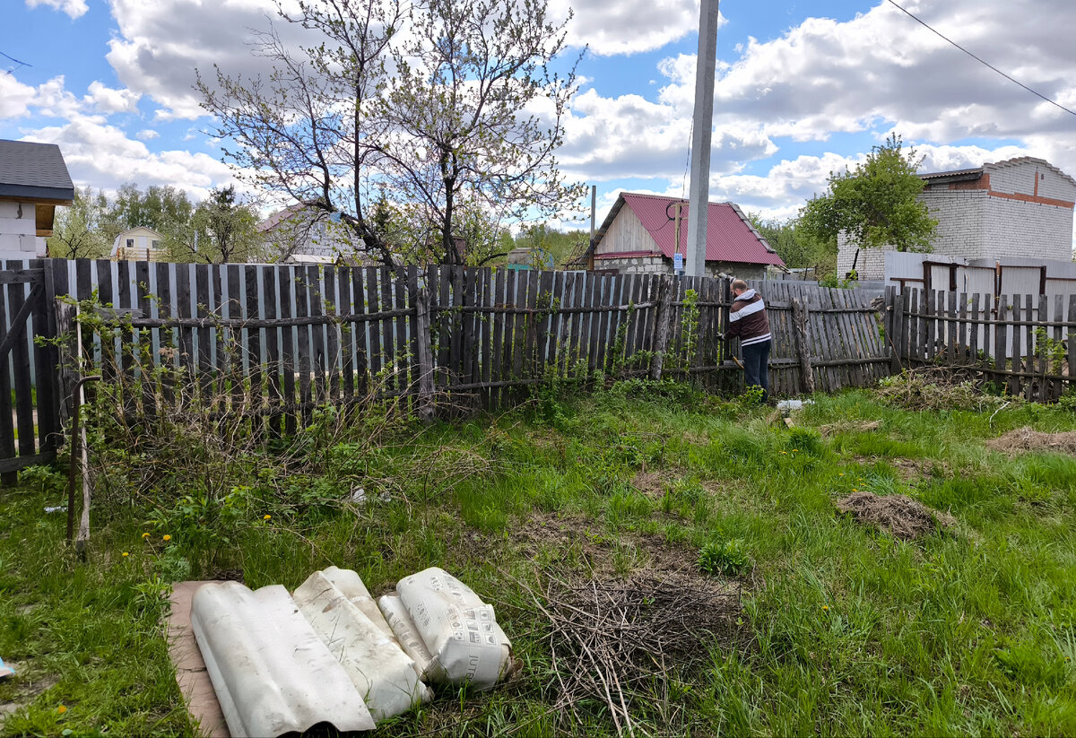 Состояние забора около дороги 