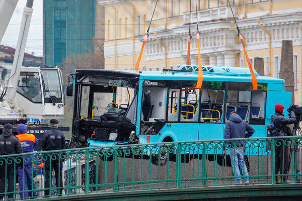 Автобус, упавший в реку Мойку в Санкт-Петербурге, 10 мая 2024 года / Валентин Егоршин/ТАСС