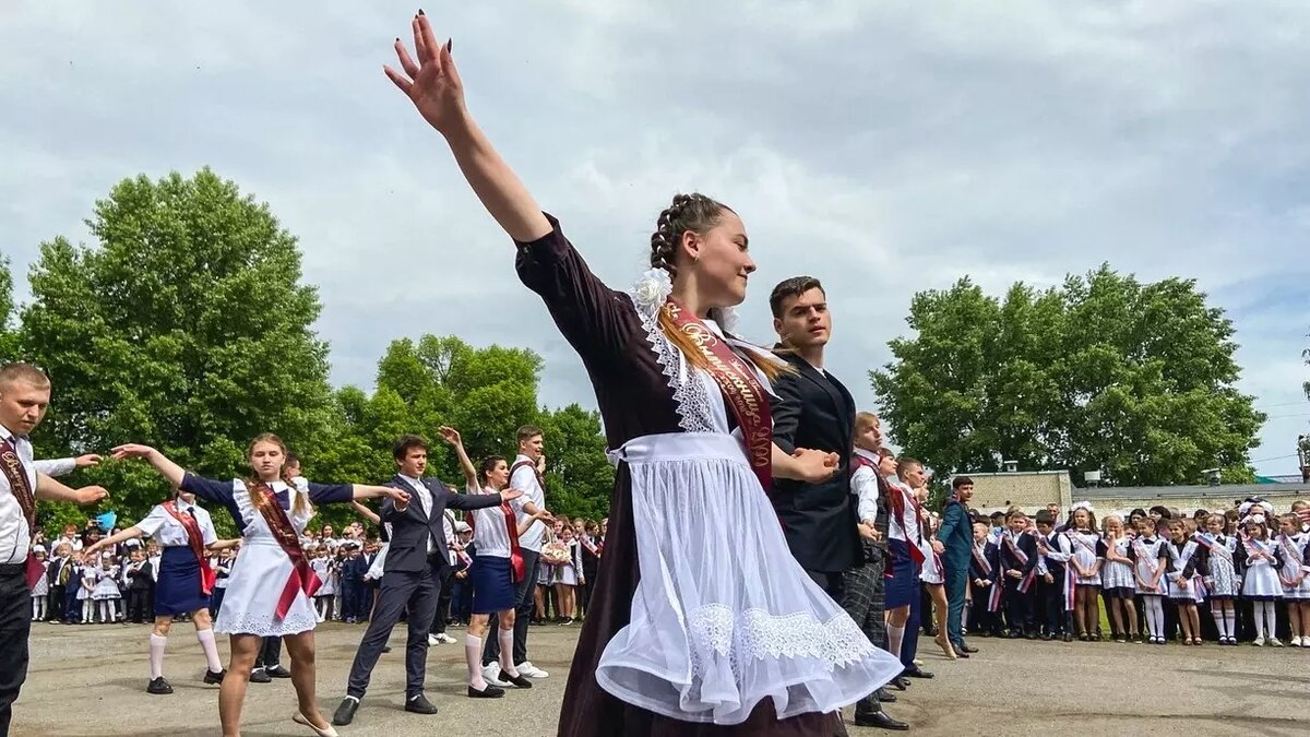 Для многих семей прощание со школой проходит в несколько этапов, и на каждый необходимо серьезно потратиться. Фото: 1MI