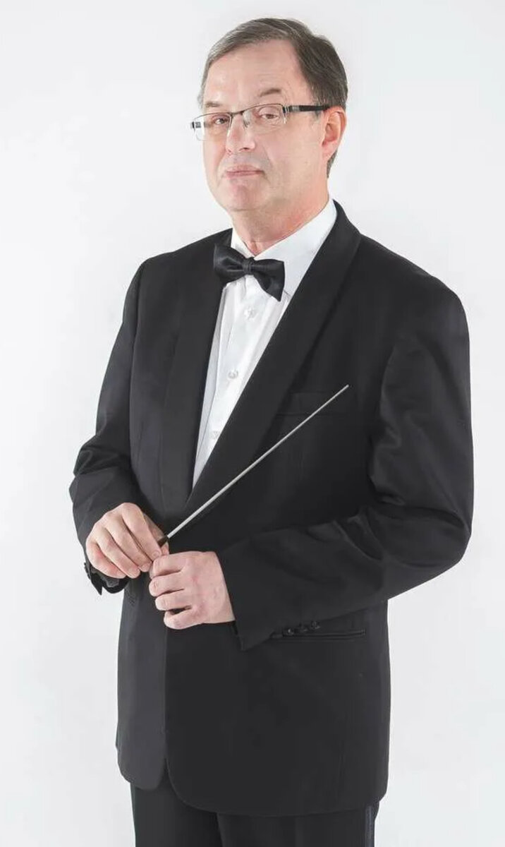 Олег Владимирович Тарасов, главный дирижер Ансасбля Локтева в 2004 по 2016 год. Профессор кафедры оркестрового дирижирования РАМ им. Гнесиных. Фото взято из сети Интернет. 