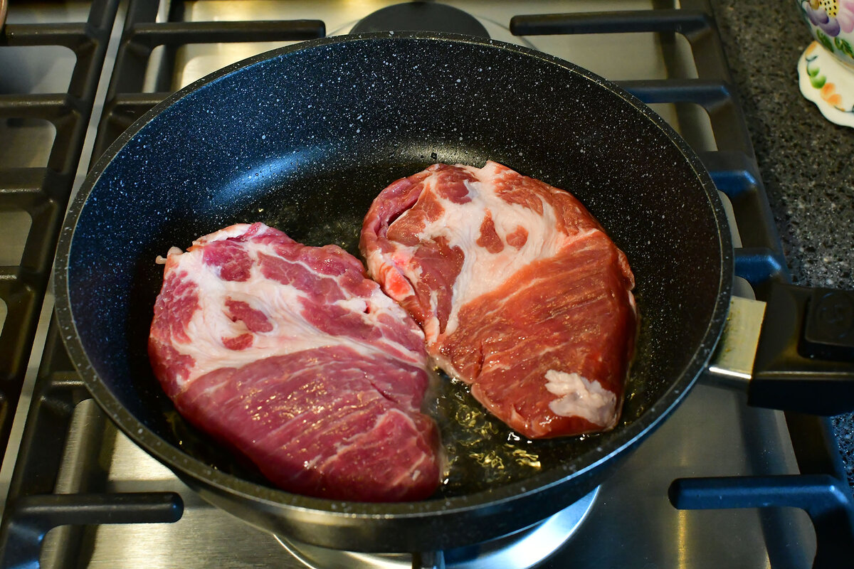 Обжариваем мясо с одной стороны