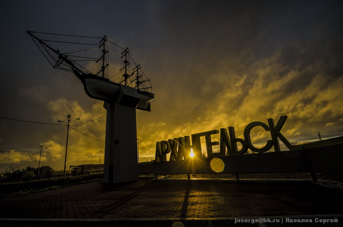 Въездная стела в Архангельск в виде кораблика. Знаковое место для архангельских молодоженов и туристов