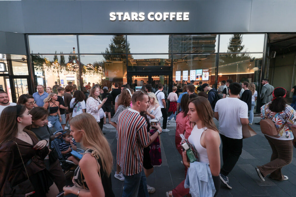    Кофейня - место обычного скопления типичных рядовых представителей "креативного класса". ФОТО: Artem Sobolev/Globallookpress