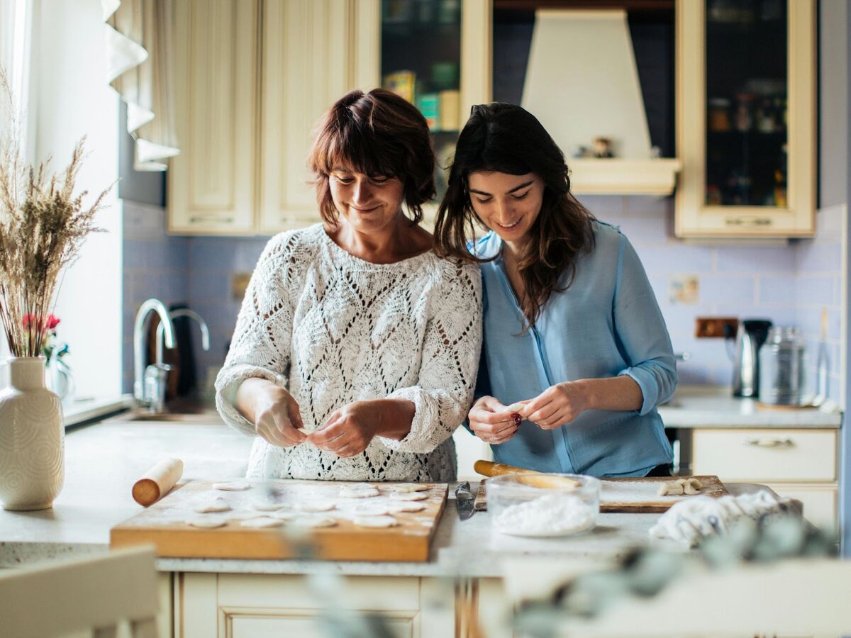 Общаться и делиться мыслями можно во время занятий общим хобби. Это может быть готовка, походы, вязание и т.д. Фото с сайта pexels.com, используется по лицензии Creative Commons