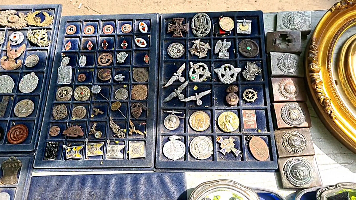 Много фашистской символики, только теперь это обыкновенные жестянки