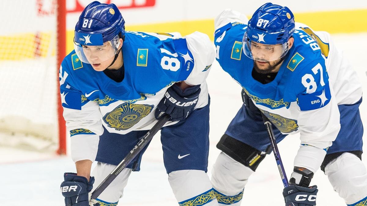    Казахстанские хоккеисты Батырлан Муратов и Адиль Бекетаев (слева направо):Foto Olimpik/NurPhoto via Getty Images