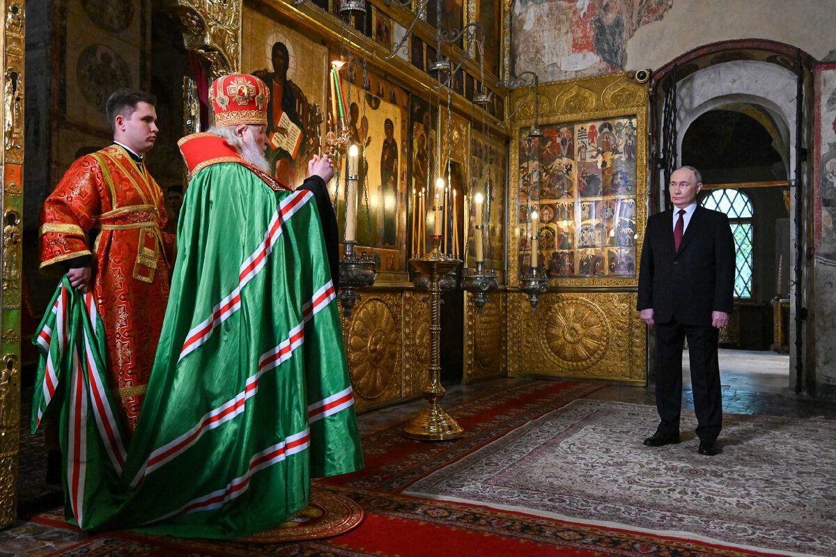 Волнительный момент после инаугурации президента - молитва с патриархом Кириллом. Фото Яндекс.Картинки.