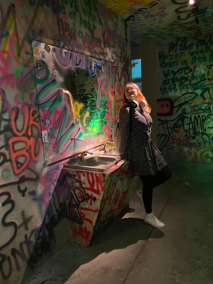 Это я на выставке «Панк-культура. Король и шут» в Петербурге🤘