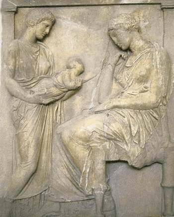 Надгробная аттическая стела IV века до нашей эры с изображением новорожденного – стела Филонои