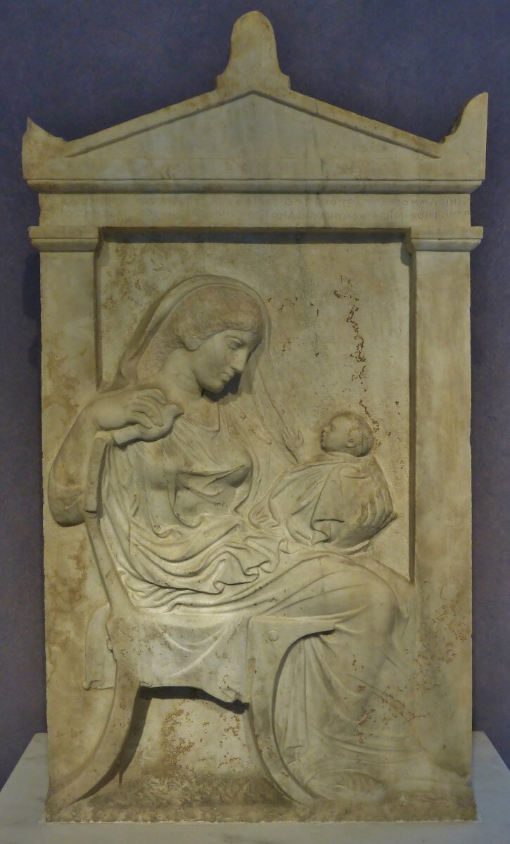 Надгробная аттическая стела IV века до нашей эры с изображением новорожденного – стела Амфареты