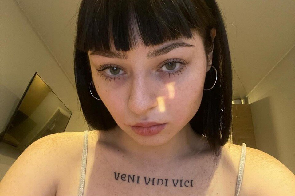    В январе девушка сделала себе новую татуировку на груди - Veni, vidi, vici (с латинского - «Пришел, увидел, победил») Личная страница героя публикации в соцсети