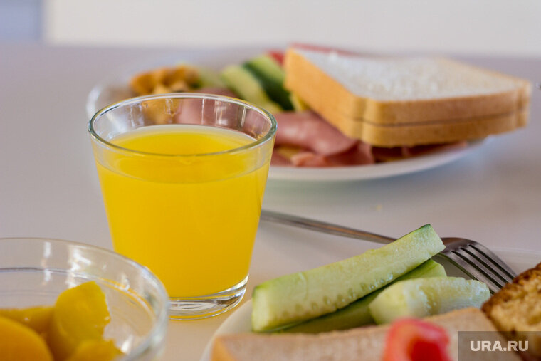 При похудении следует убрать из рациона фастфуд и колбасы Фото: Александр Елизаров © URA.RU 