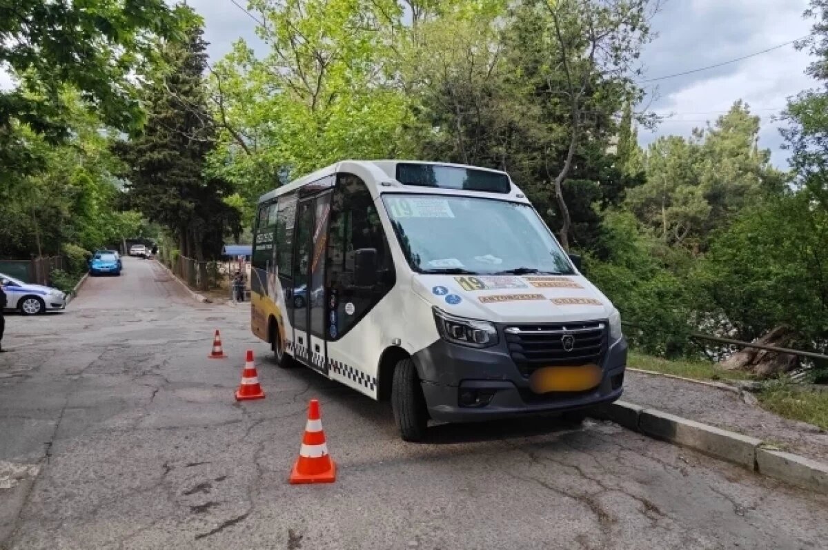 В Крыму водитель автобуса врезался в остановку общественного транспорта |  АиФ Крым | Дзен