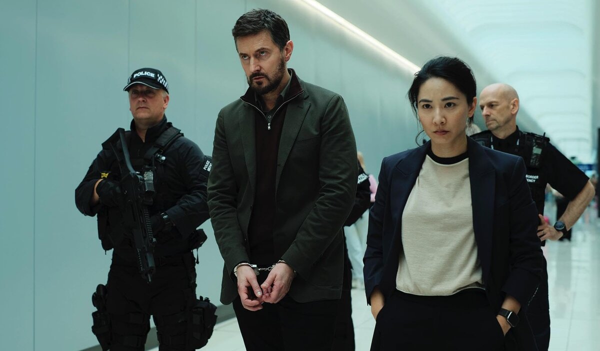 кадр из сериала "Ночной рейс"