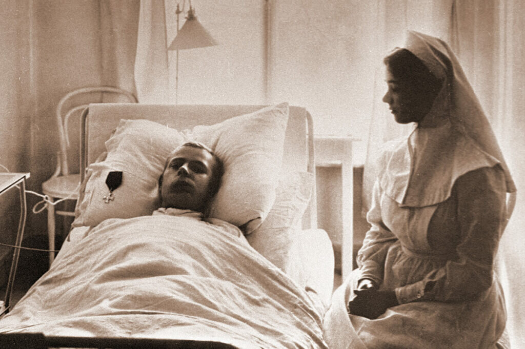 Медицинская сестра у постели солдата, получившего ранения во время Русско-японской войны, в эвакуационном лазарете императрицы Марии Федоровны. Фото: К. Булла/фотохроника РИА Новости