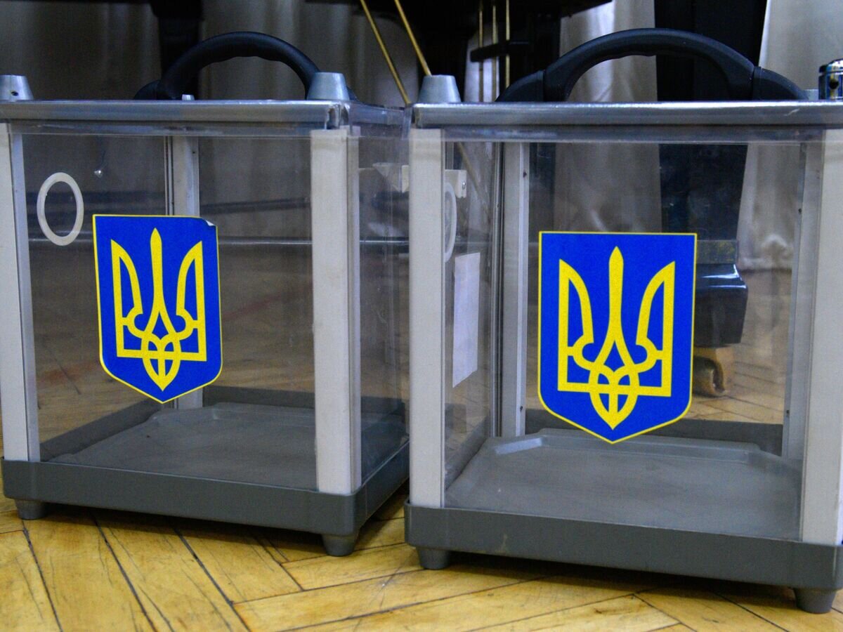    Урны для голосования на одном из избирательных участков в Киеве© РИА Новости / Стрингер