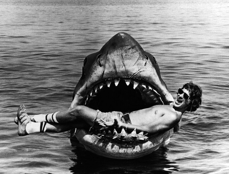 Стивен Спилберг на съемках фильма "Челюсти" 