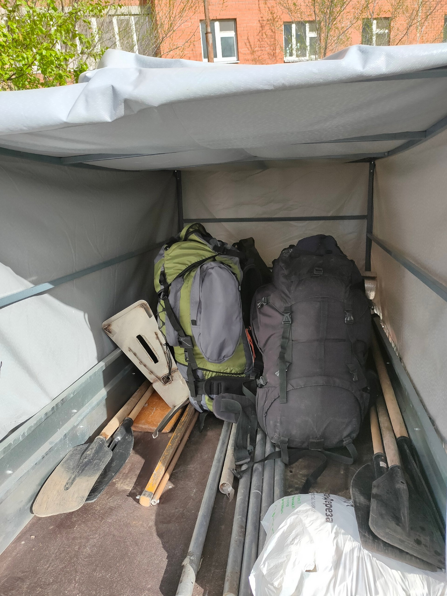 Поход начался с загрузки снаряжения в прицеп Ларгуса.