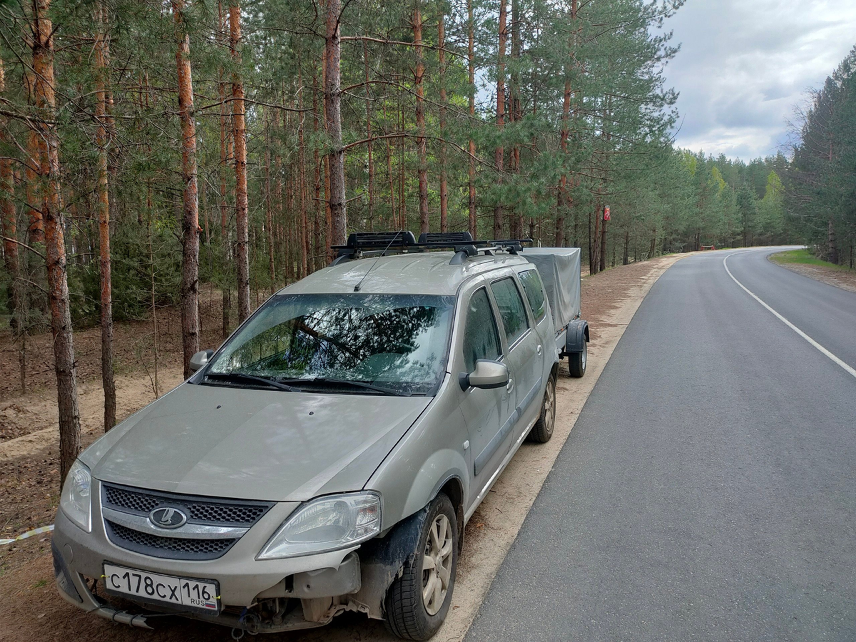 До 7 человек команды и почти неограничено снаряжения. 4х-метровые трубы - на крыше. 