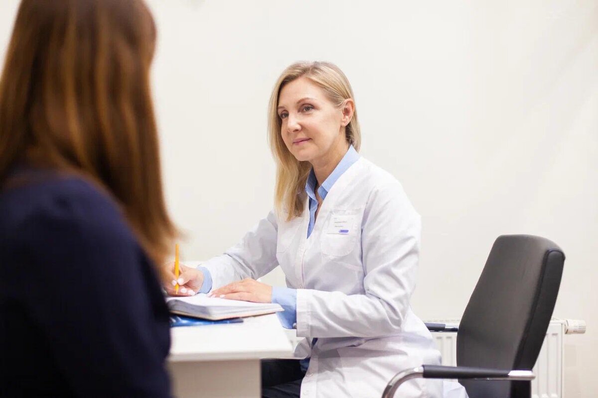 Клинический психолог консультирует не только здоровых людей, но и пациентов с диагностированными расстройствами