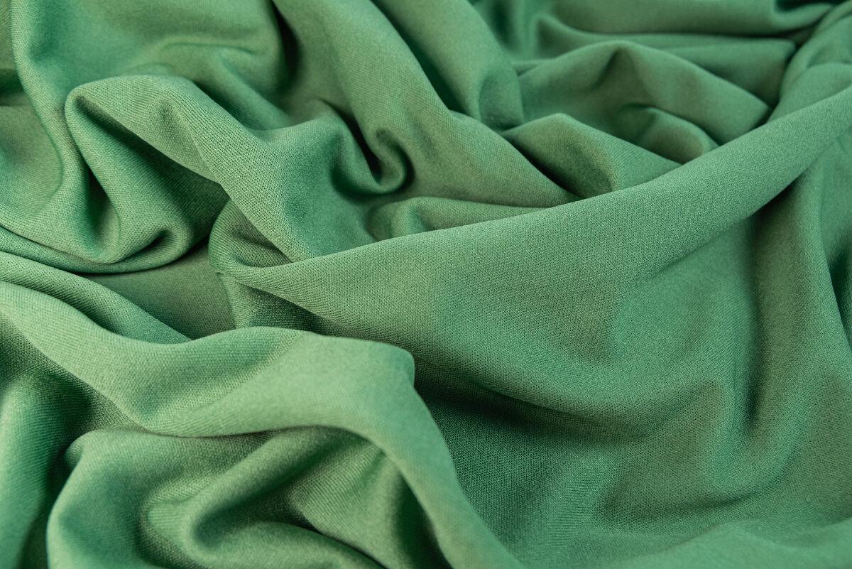 Трикотаж не ткут, а вяжут — это дает готовому полотну сразу несколько преимуществ