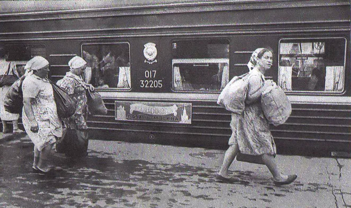 Колбасный поезд приехал в Москву забрать жителей Рязани с едой 