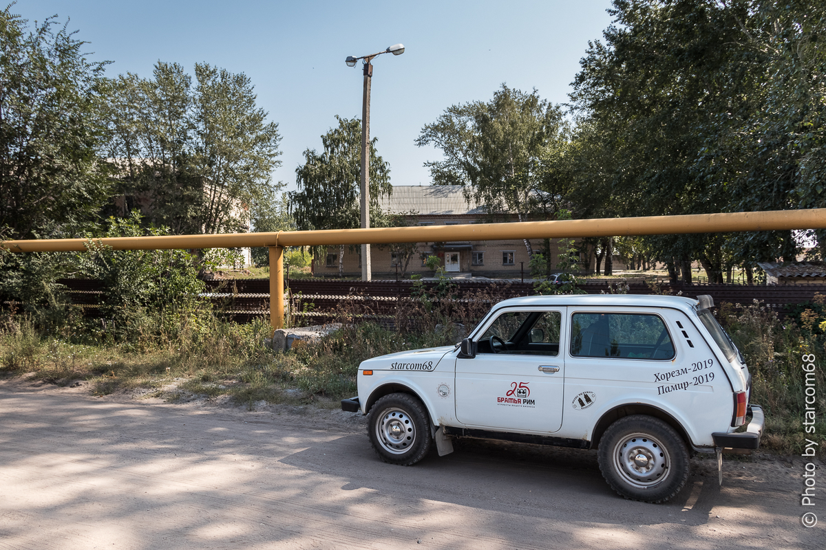 Белка у забора бывшей в/ч 51946. Провода с уличного осветителя похоже срезаны