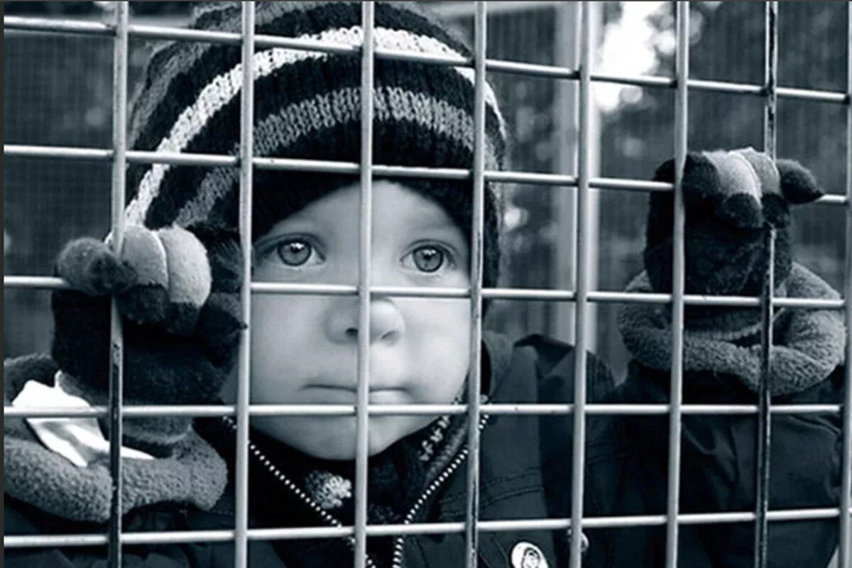 Малыш за решеткой... Изображение из сети