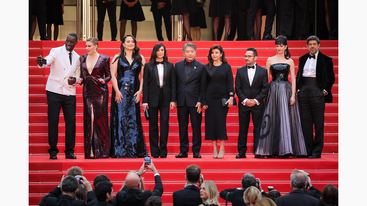 Victor Boyko / Getty Images📷Жюри Основного конкурса 77-го Каннского кинофестиваля: Омар Си, Грета Гервиг (президент жюри), Лили Гладстоун, Надин Лабаки, Хирокадзу Корээда, Эбру Джейлан, Хуан Антонио Байона, Ева Грин и Пьерфранческо Фавино