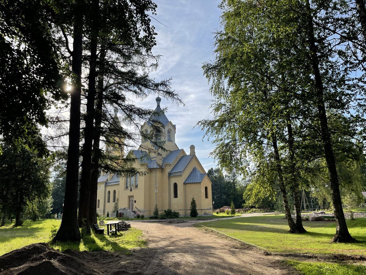 Храм происхождения честных древ животворящего креста Господня архитектора Николая Бенуа в деревне Лисино-Корпус. Здесь знаменитый архитектор построил ансамбль из 3 зданий