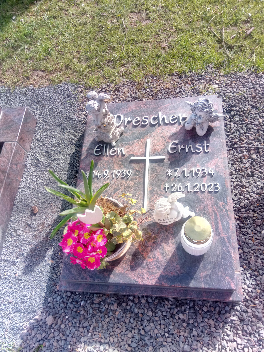 Элен Дрешер попросила выгравировать ее имя на общей могильной плите. 