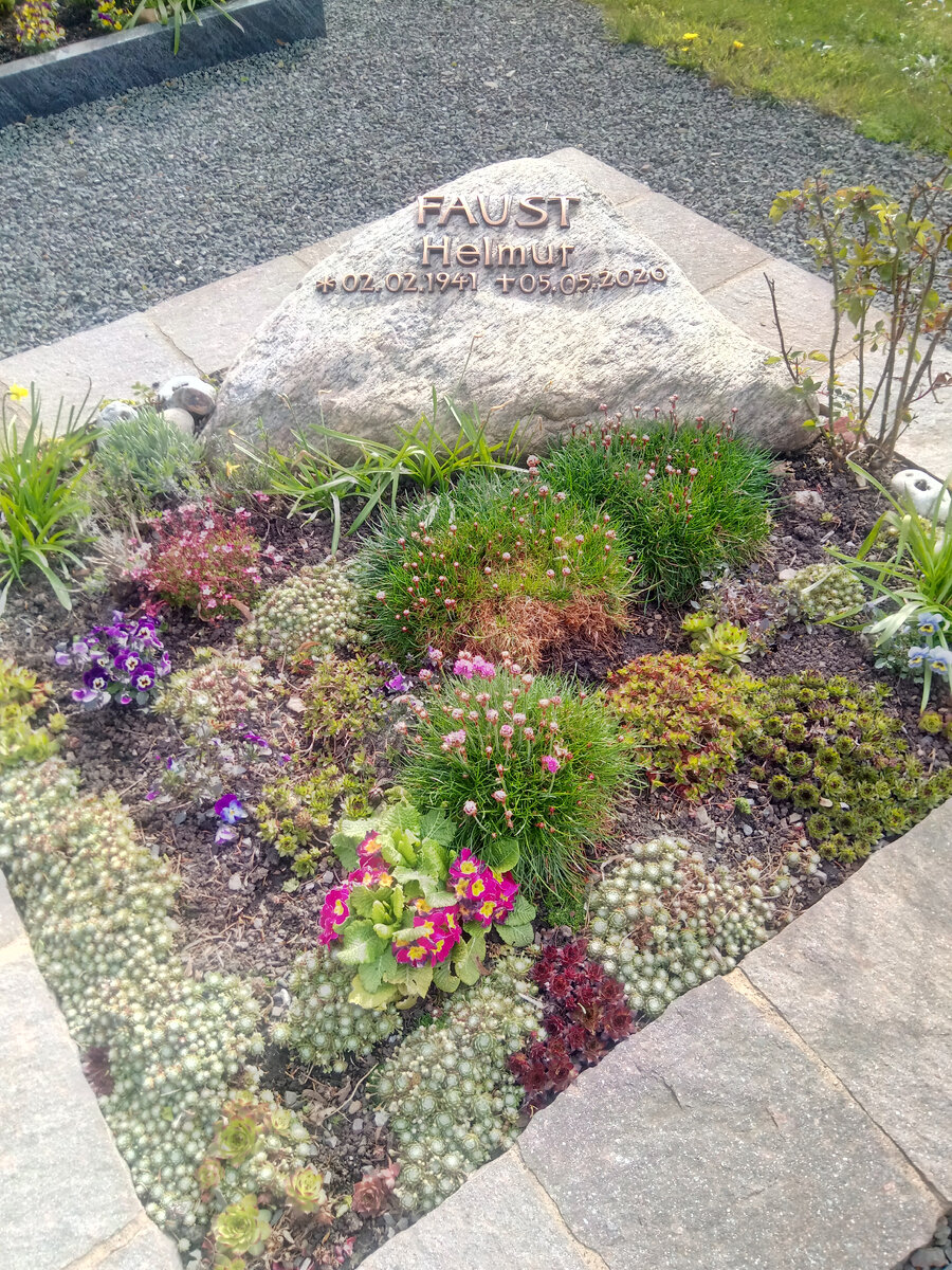 Вот захоронение человека,  фамилия которого известна всему миру – Фауст. Однофамилец того самого,о котором написал знаменитую трагедию Гете.