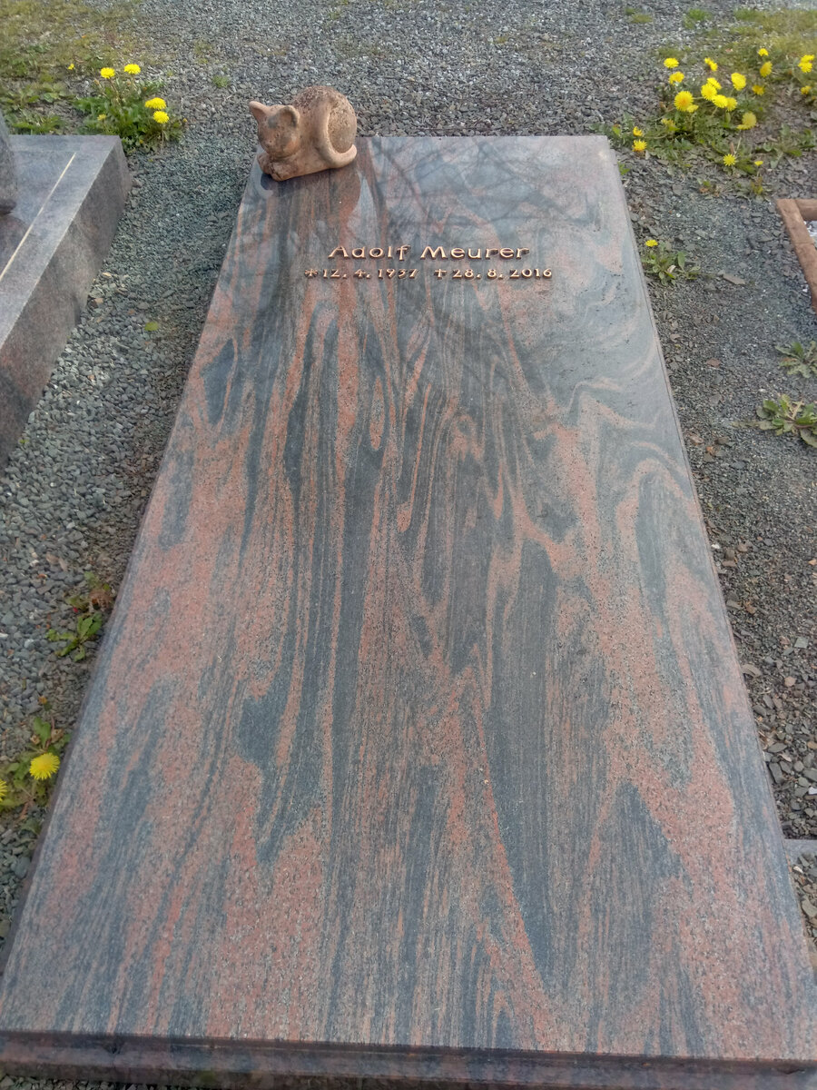  Адольф Мойрер очень любил котов, раз посадил керамического котейку к себе на могильную плиту.