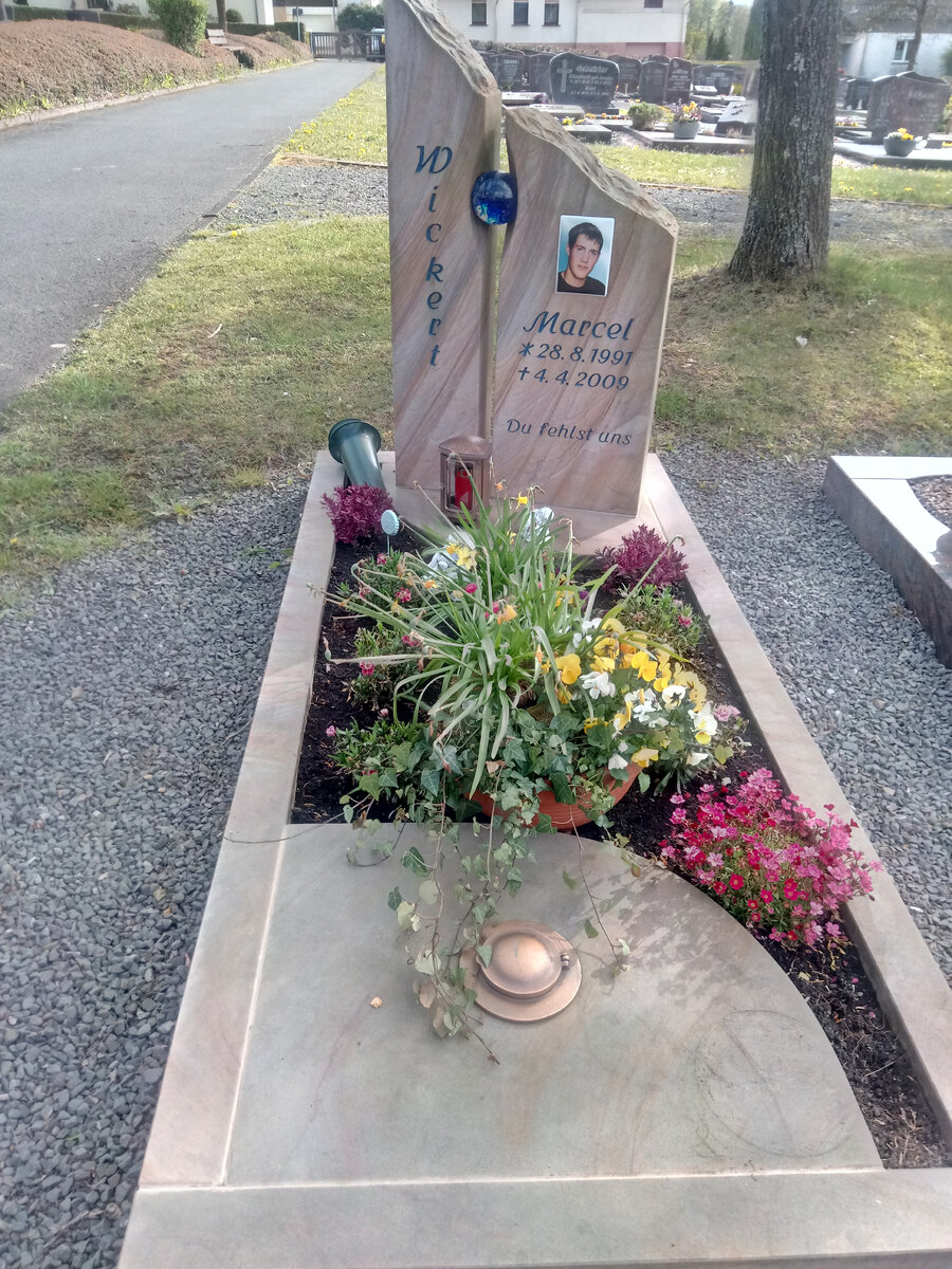 А вот могила с фото  восемнадцатилетнего парня Марселя Викерта. «Погиб в аварии, что тому что ездил пьяным», - объяснили мне муж и свекровь. Надпись гласит, что по нему скучают. 