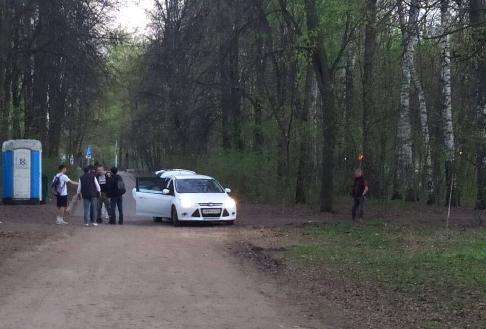 Машины на парковых аллеях теперь в порядке вещей. Telegram-канал «Многонационал»