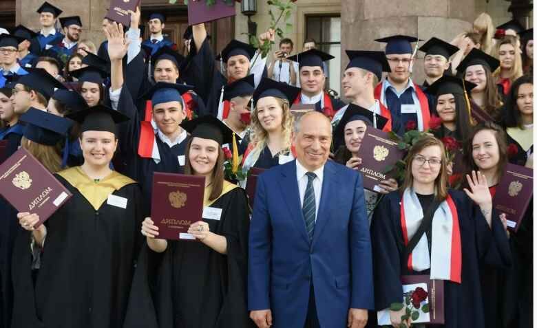 Бакалавры. Их предводителю в костюме явно нехватает шутовского колпака с бубенчиками. Для создания гармонии.