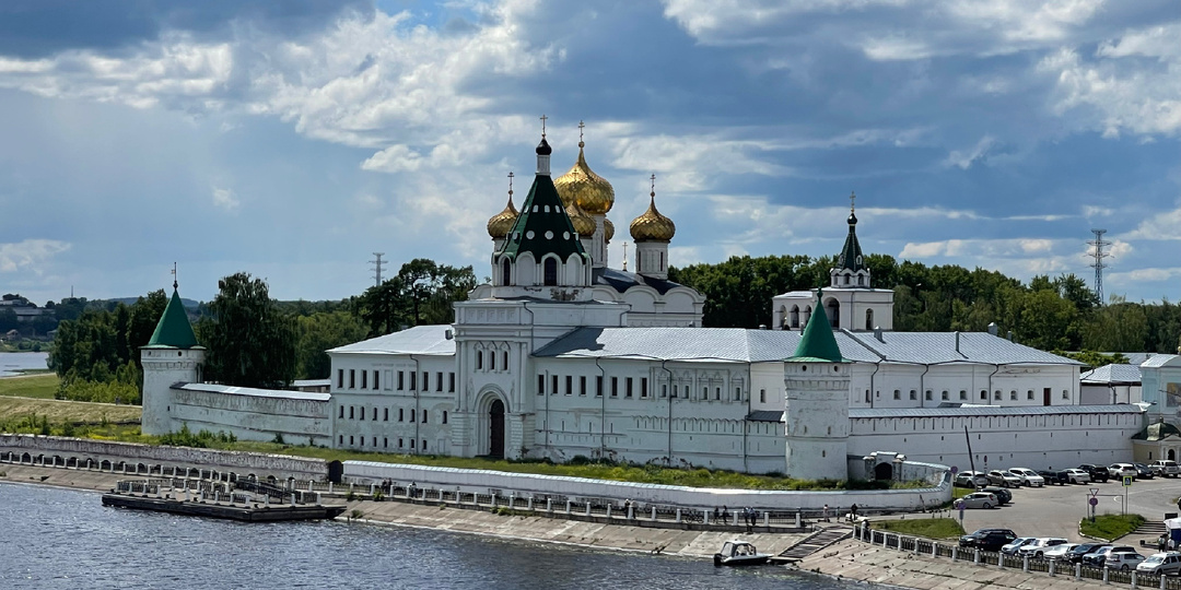 Одна из главных достопримечательностей Костромы – белокаменный Ипатьевский монастырь: стоит ли идти и чего ожидать