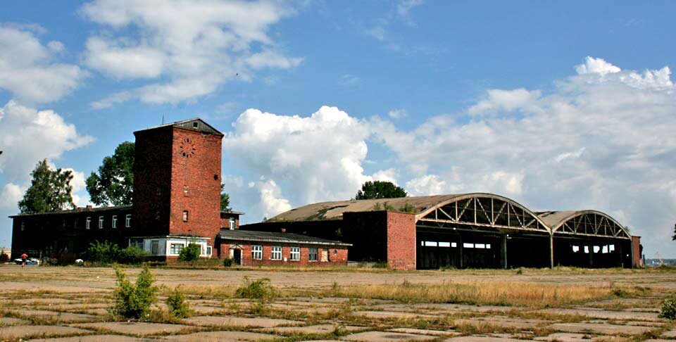 Ангары аэродрома Нойтиф.  