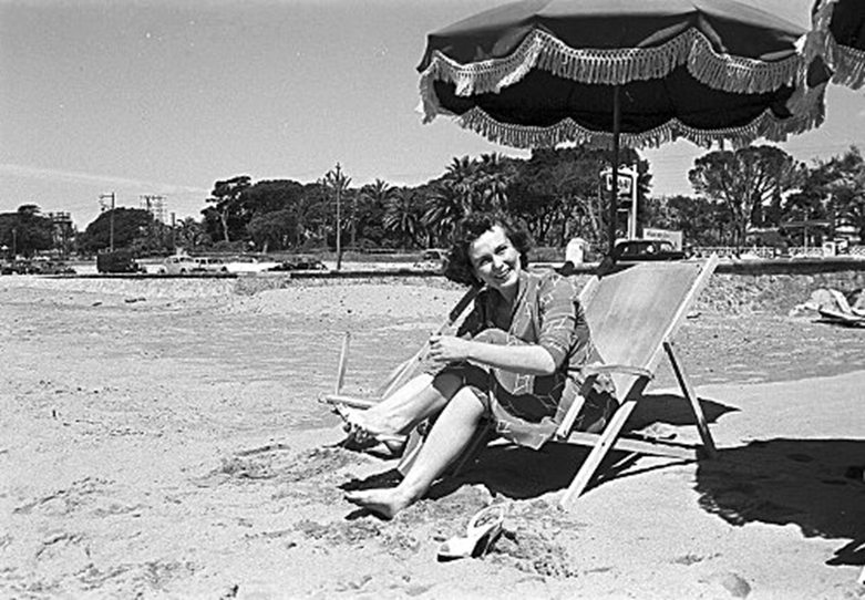Актриса позирует для фотографа журнала Paris Match. Канны. 1957