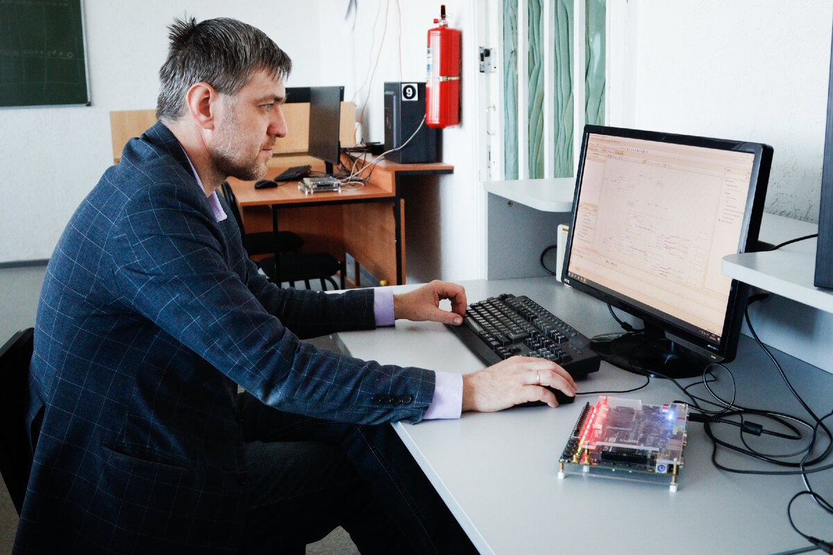  В Омском политехе разрабатывают технологию, с помощью которой управлять лабораторным оборудованием можно прямо из дома.