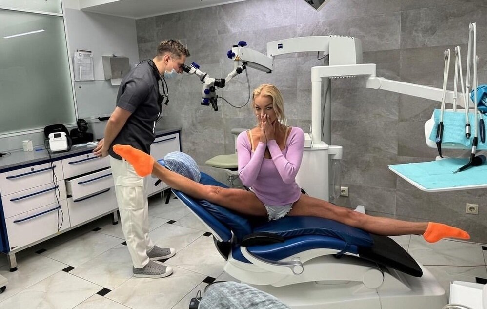 Анастасия Волочкова уселась в кресло к дантисту по-своему. Фото: социальные сети.