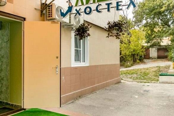 Вот на фото окошко нашего номера...
