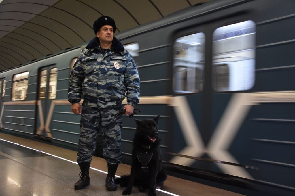 Фото: Сотрудники Центра кинологической службы УВД на Московском метрополитене