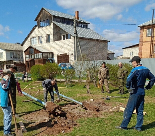    В деревне Гнусино устанавливают новую игровую площадку