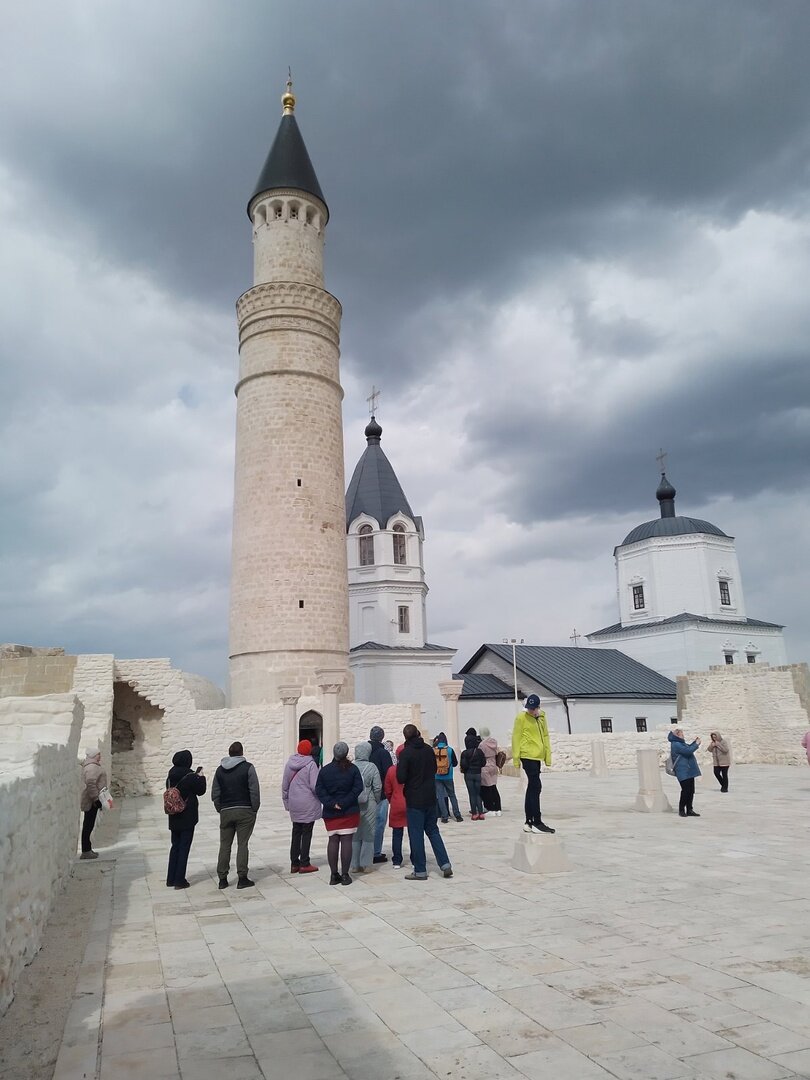 Минарет и колокольня на одной фотографии. Минарет восстановлен. 