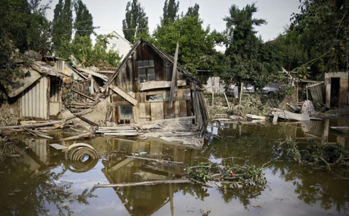 Крымск наводнение 2012. Крымск, 2012 год. Крымск Краснодарский край наводнение. Город Крымск наводнение.