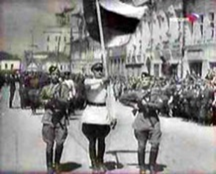 Это фотография парада в Пскове и подъёма бело-сине-красного флага при построении РОА в Мюзингене (1945).