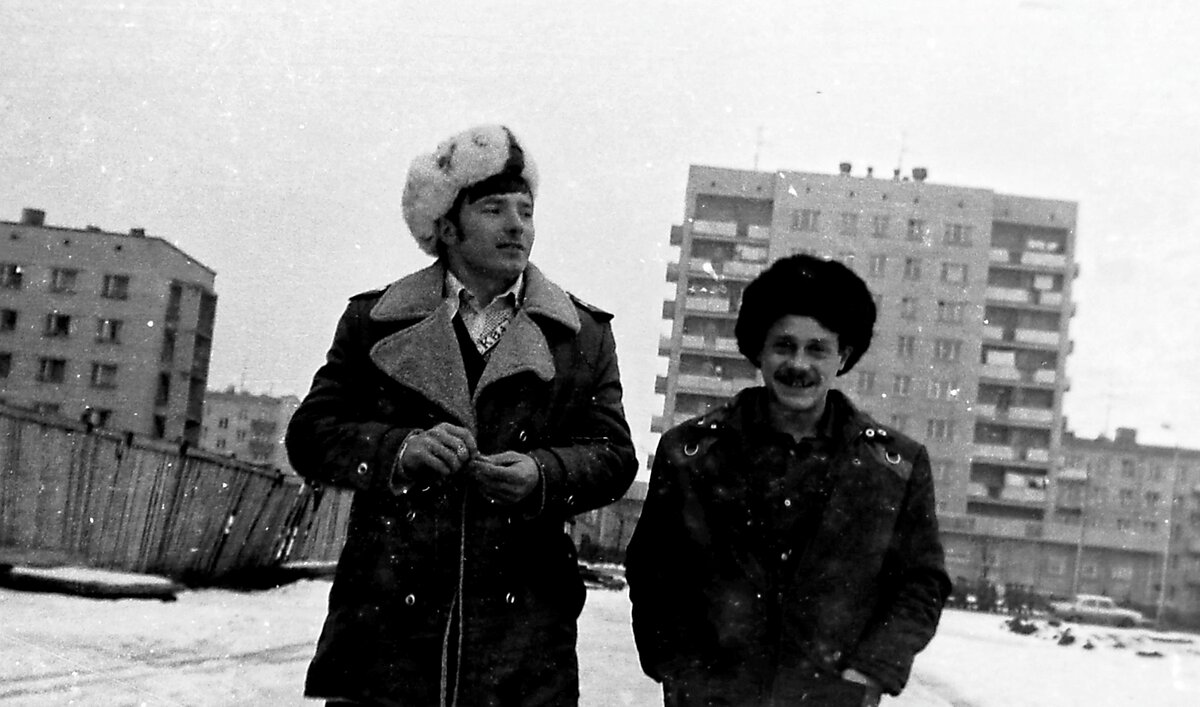 Здесь он (слева) уже в городе, и уже милиционер. Фото 1980 года из личного архива автора.