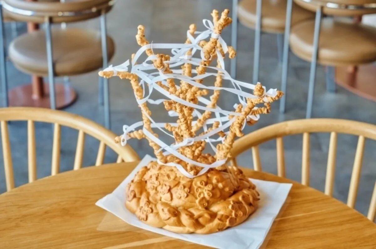    Каравай, украшенный веточками в тесте /