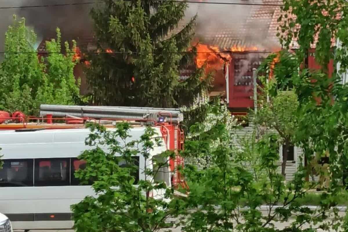 На пожаре в двухэтажном доме в Горно-Алтайске погиб человек | Алтай.  Главные новости | Дзен